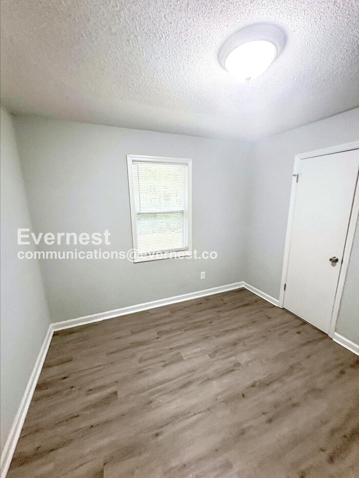 Building Photo - 727 W Creek Cir