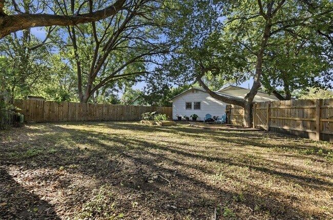 Building Photo - 2208 Deadwood Dr