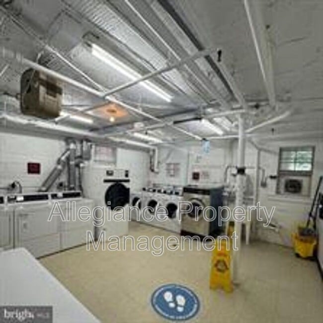 Building Photo - 1741 N Troy St