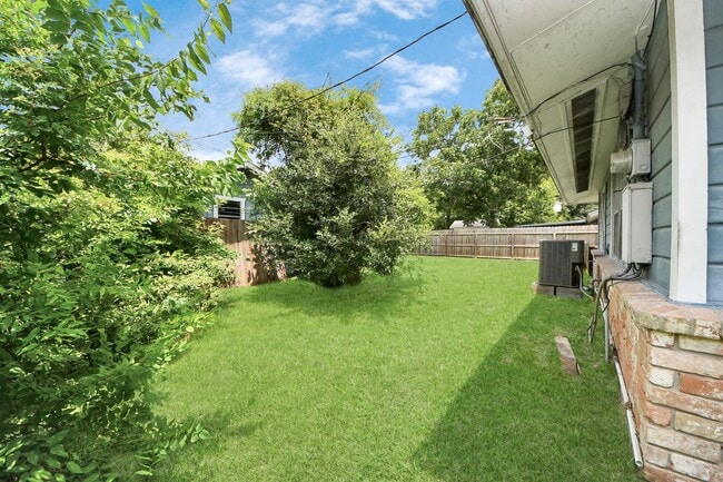 Building Photo - 1324 Bennett Dr