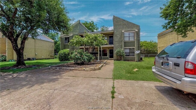 Building Photo - 303 Manuel Dr