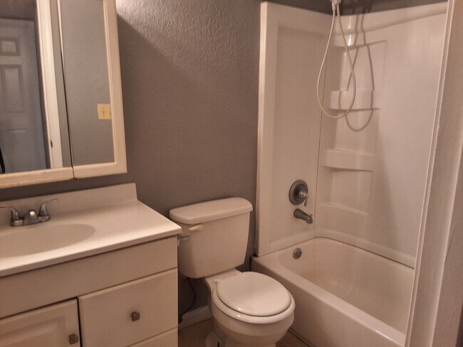 Building Photo - Comfy 2 Bedroom, 1 Bath Apartment located in Radcliff