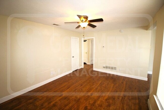 Building Photo - 905 Estelle Ave