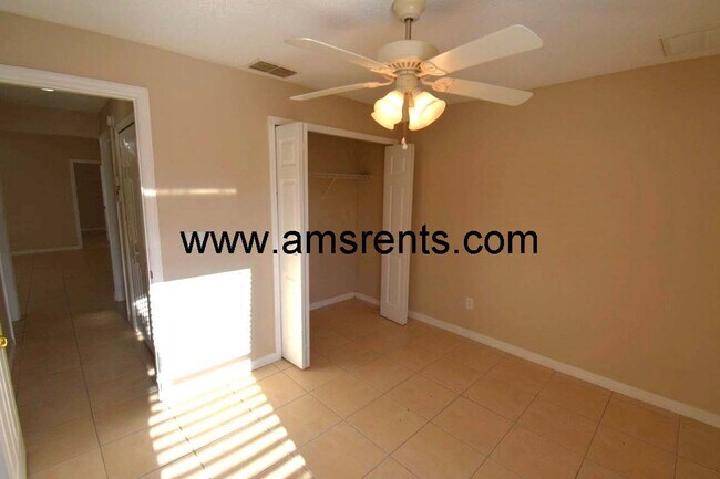 Building Photo - Spacious 3 bedroom 2 bath in Poinciana