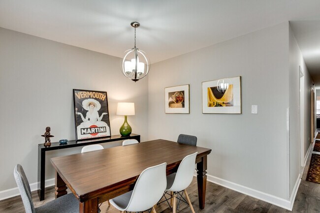 Building Photo - 226 S Hoyne Ave