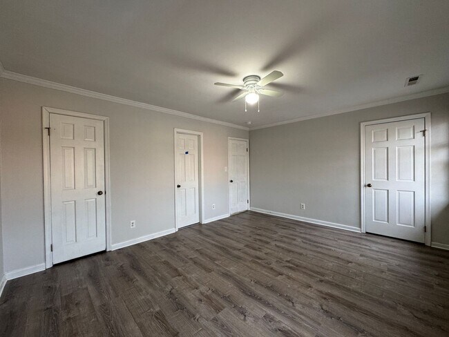 Building Photo - Charming, end-unit brick townhome! *ASK ABOUT OF ZERO DEPOSIT*