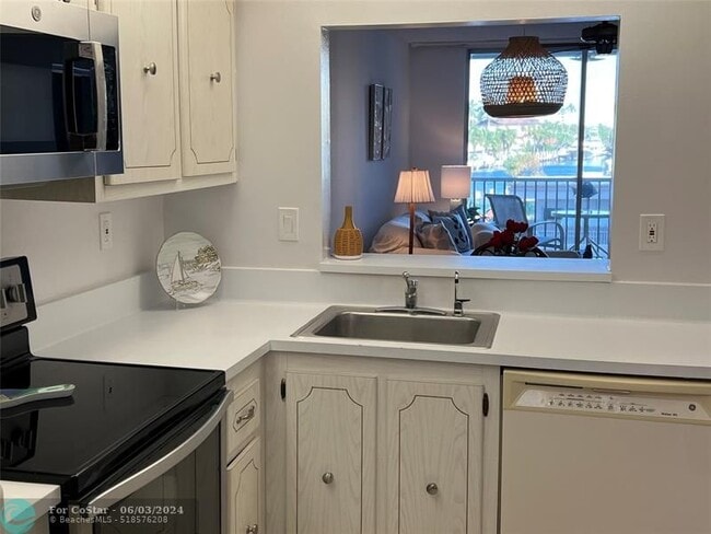 Building Photo - 1391 S Ocean Blvd