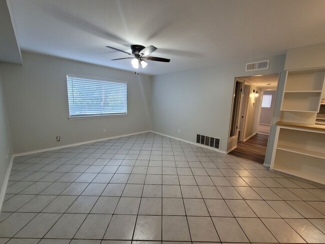 Building Photo - 219 W Silver Sands Dr