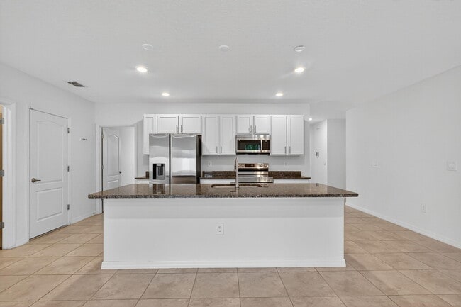 Building Photo - 657 NE Horizon Ln