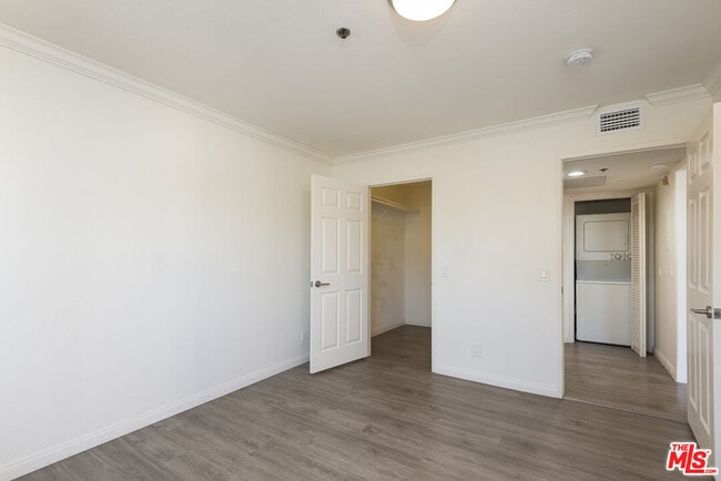 Building Photo - 13801 Oxnard St