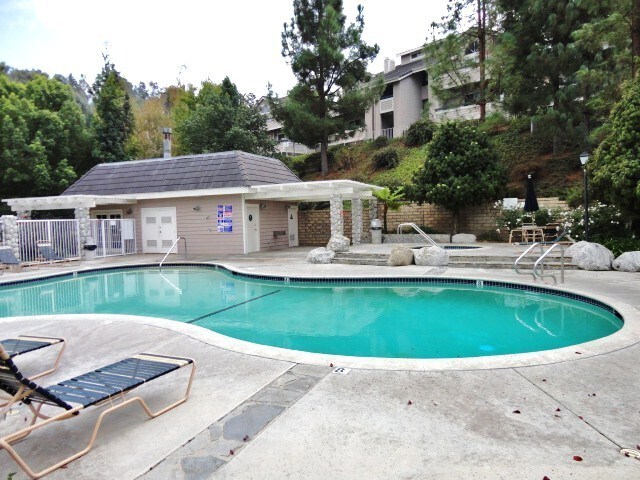 Building Photo - Beautiful 3 + 2 Santa Clarita Condo View