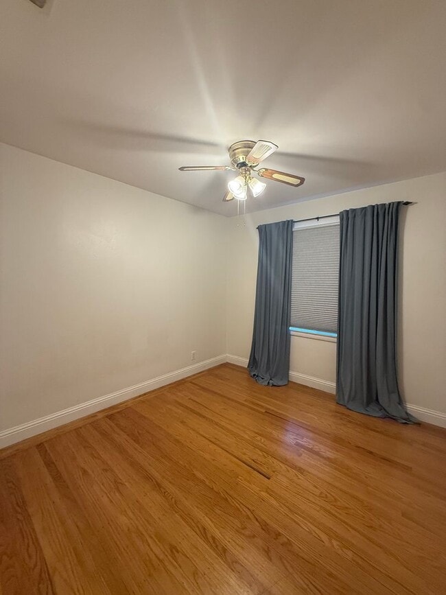 Building Photo - Nice 3/1 in North City Farms