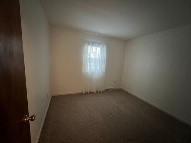 Building Photo - Now Available Spacious 3 Bedroom, 1.5 Bath Home