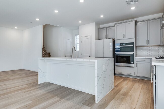 Building Photo - Highly upgraded, spacious, 4 bedroom home ...