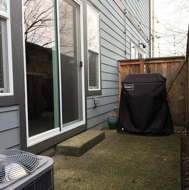 Building Photo - Arbor Lodge Neighborhood Townhome with Central A/C, Garage, In-Unit Laundry, Fenced Backyard
