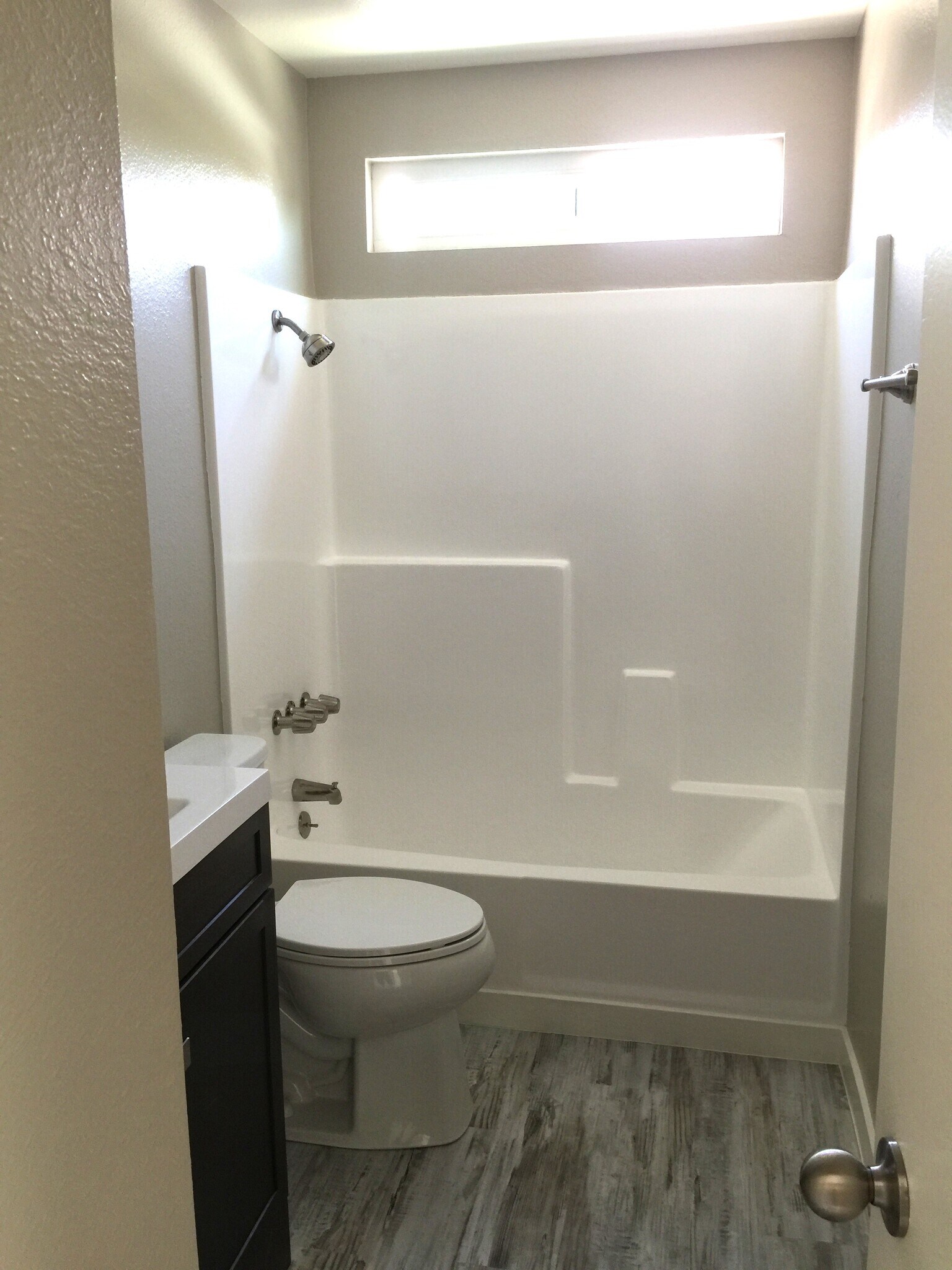 Guest Bath - 10678 Walnut St