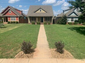 Building Photo - Craftsman style 3 bedroom 2 bath Home - Avail NOW!
