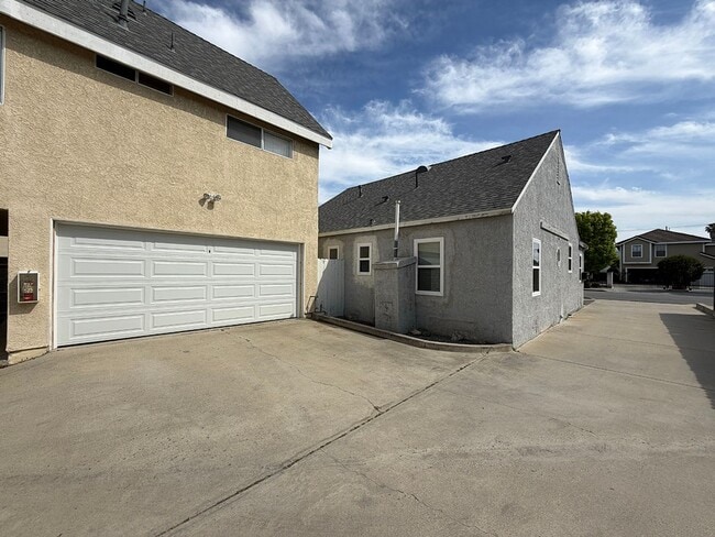 Building Photo - Alhambra Dr