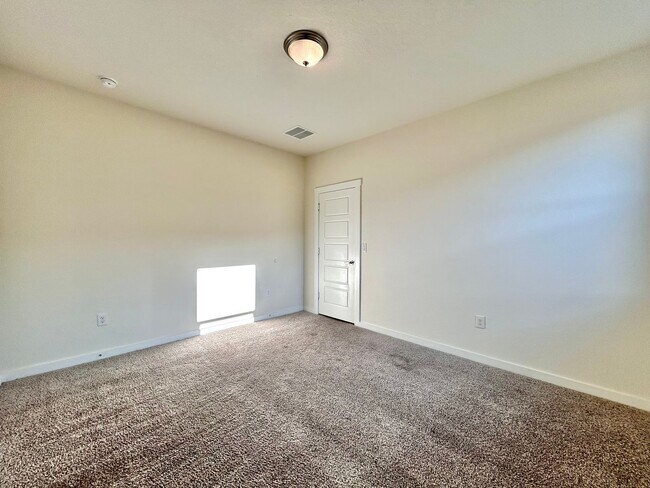 Building Photo - Spacious 4/BR 3/BA Home with Modern Upgrades