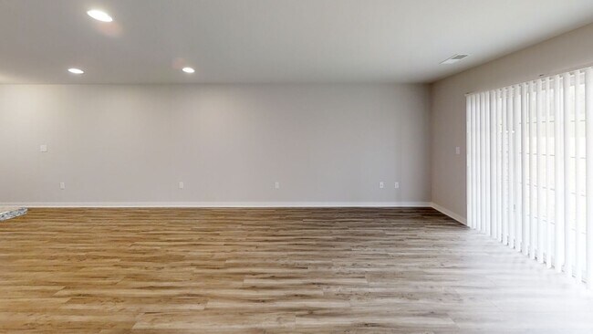 Building Photo - Condo Style Lower 1 Bedroom 1 Bathroom Apartment