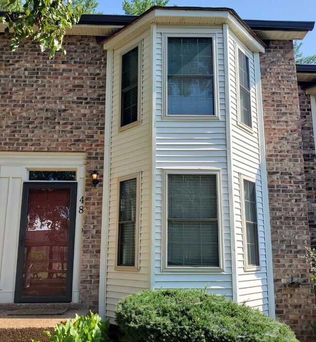 Building Photo - "Charming 2-Bed Townhouse Retreat with Modern Comforts in Hendersonville!"