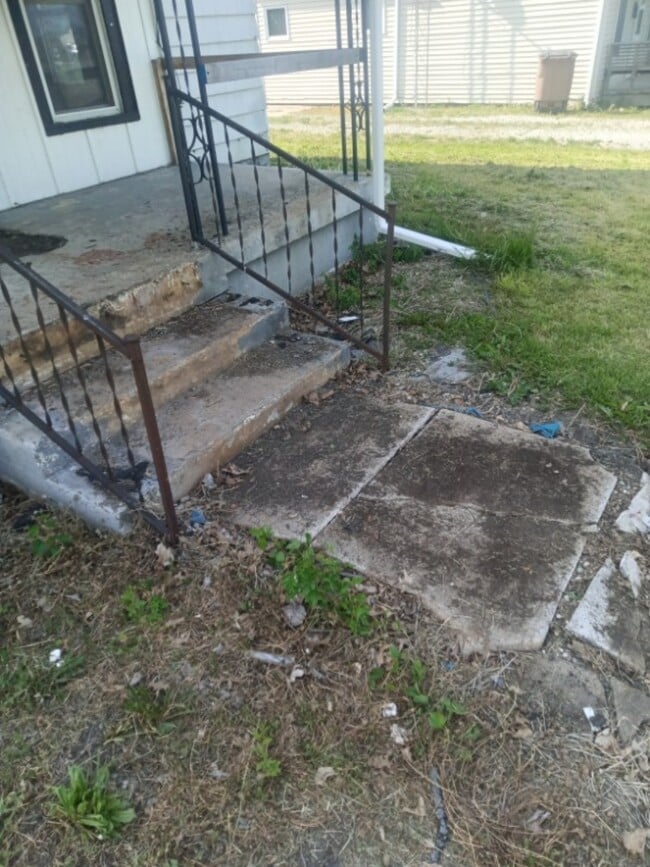 Primary Photo - 313 S Dye St