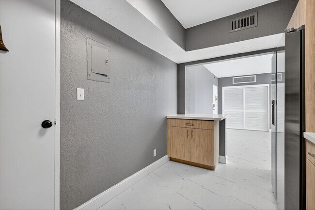 Building Photo - 3801 S Ocean Dr