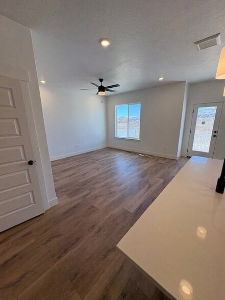 Building Photo - 4447 Templar Dr