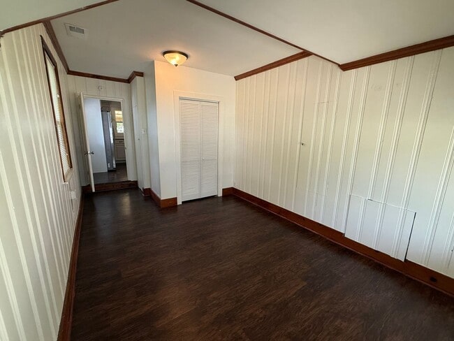 Building Photo - Charming East Ridge Home - 3 beds, 1 bath, and an updated kitchen!