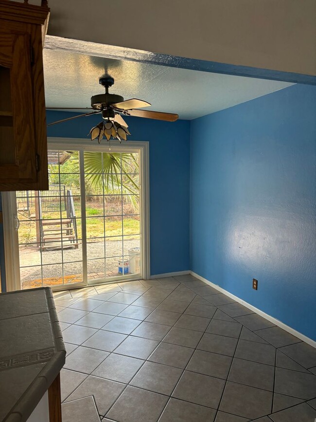 Building Photo - 4 B/R 2 1/2 BA House in Gridley AVAILABLE ...