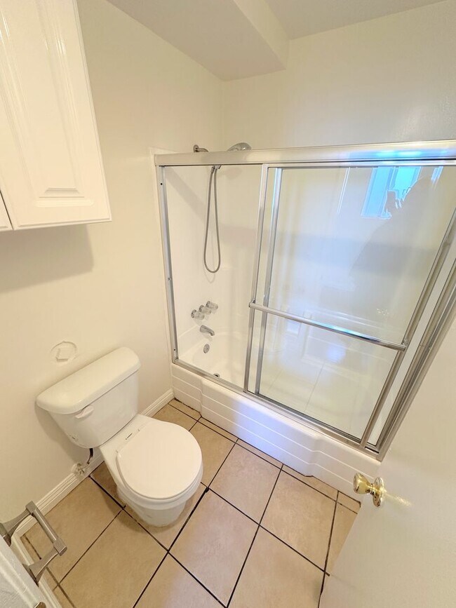 Building Photo - LARGE 1bd/1ba in NoHo WITH Parking!