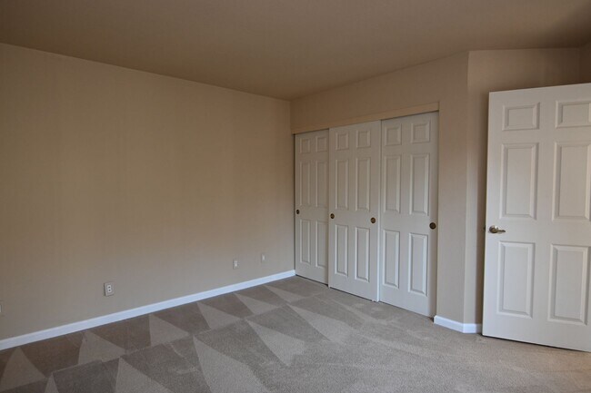 Building Photo - Tranquil / Updated Townhome in Gated in Vi...