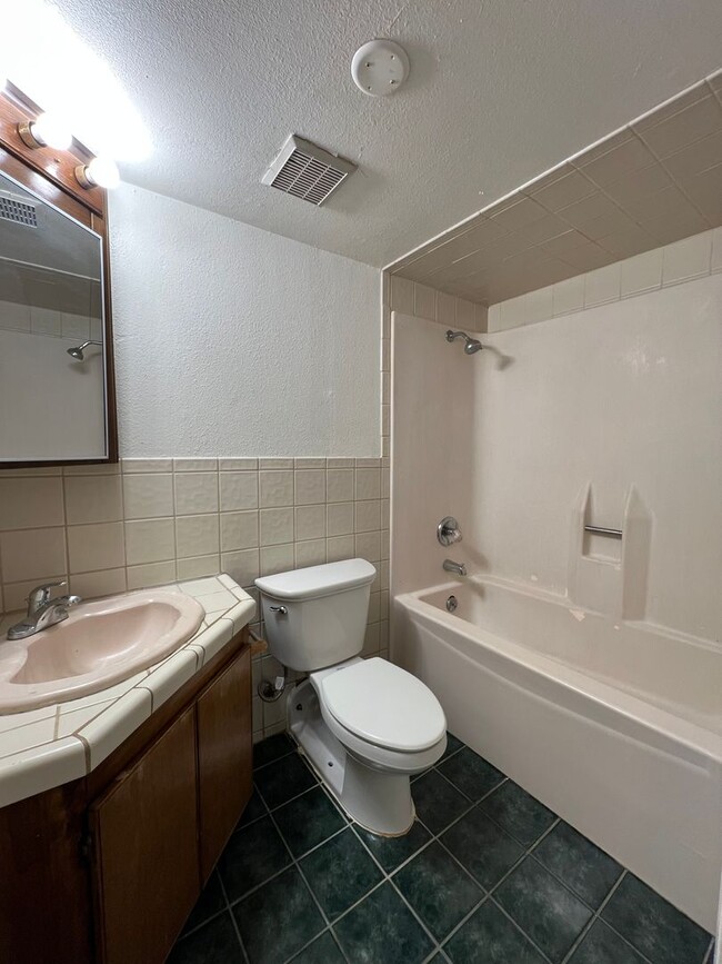 Building Photo - Beautiful 4 Bedroom 2 Bathroom Home