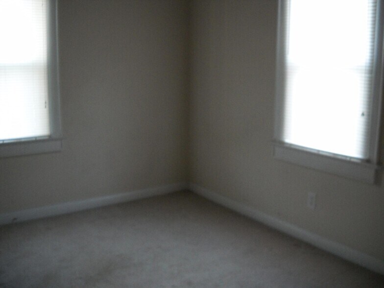 Building Photo - 341 E 13rh st