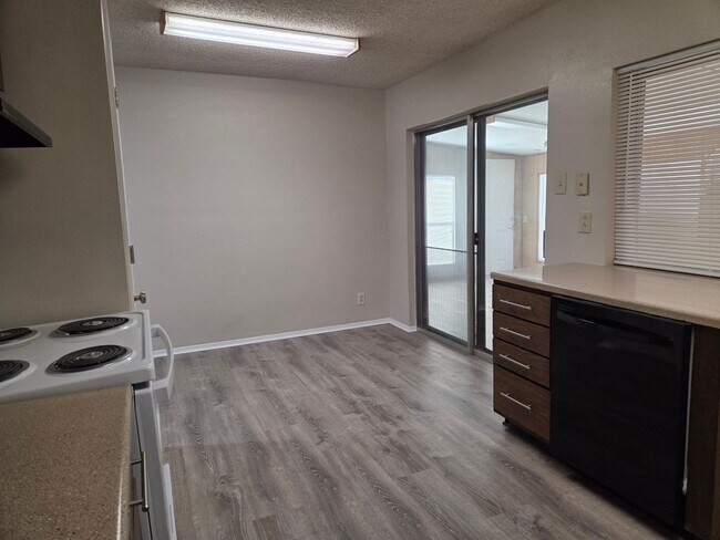 Building Photo - Spacious 4 Bedroom Ranch