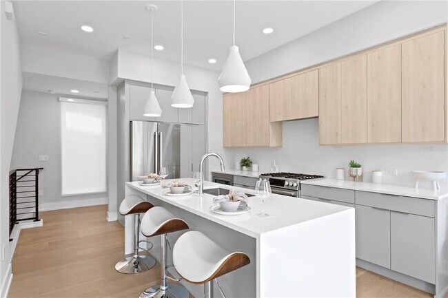 Building Photo - 368 6th St S