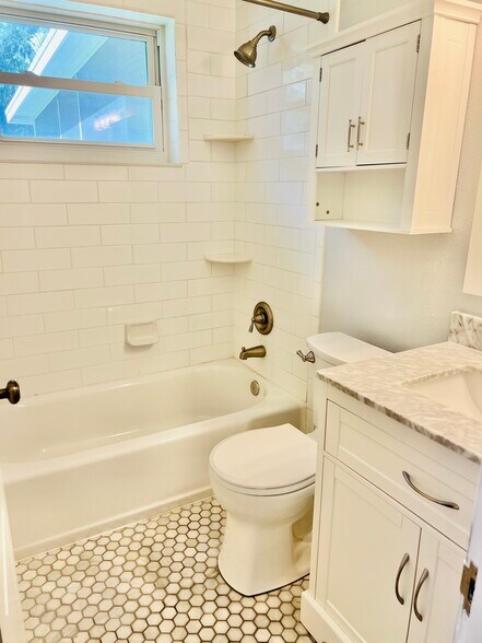 Guest bath - 6446 Dartmouth Ave N