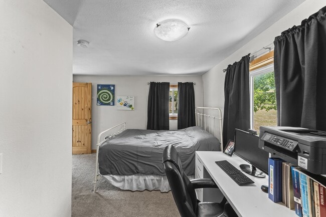 Building Photo - 215 Will Scarlet Dr