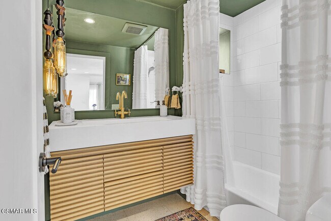 Building Photo - 2855 Los Feliz Dr