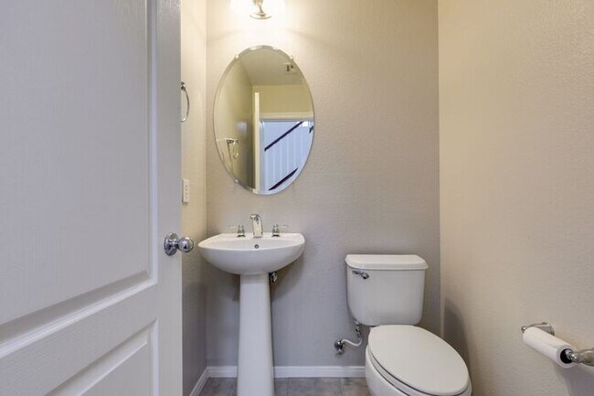 Building Photo - Beautiful 3 Bed / 3 Bath Home in Skyridge Community
