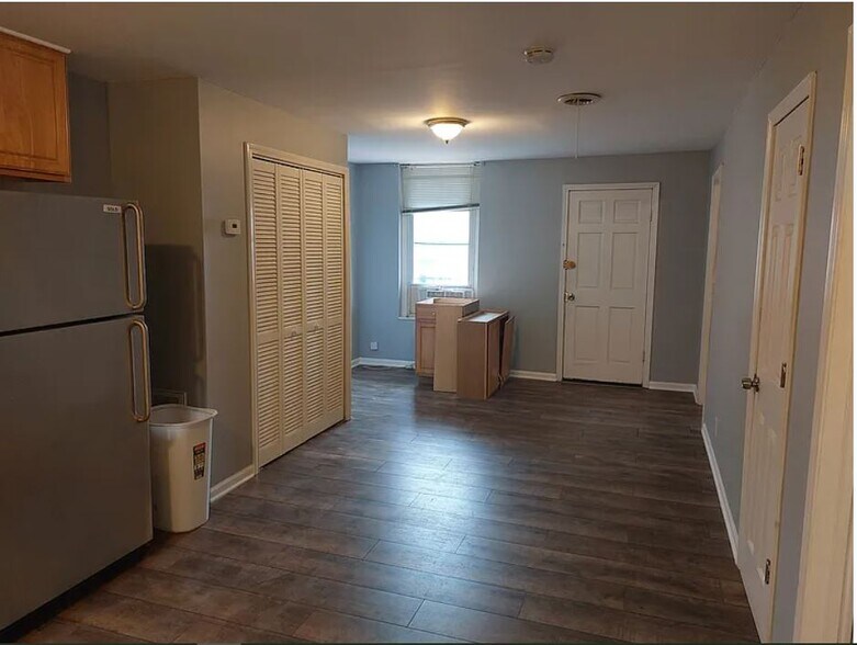 Building Photo - 1420 N Western Ave