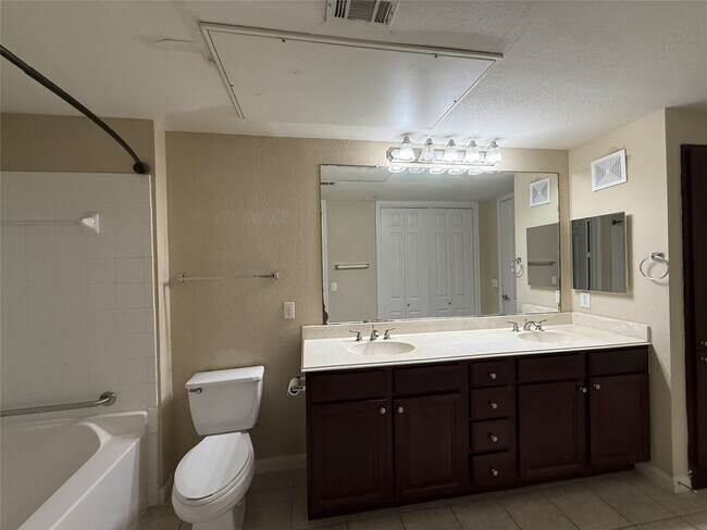 Building Photo - 7575 Kirby Dr