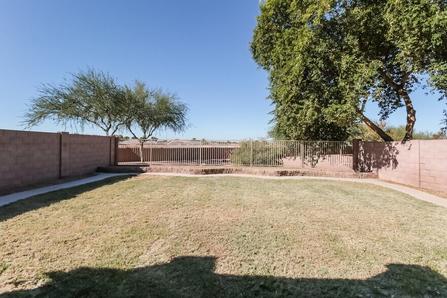 Building Photo - 452 S Sabrina