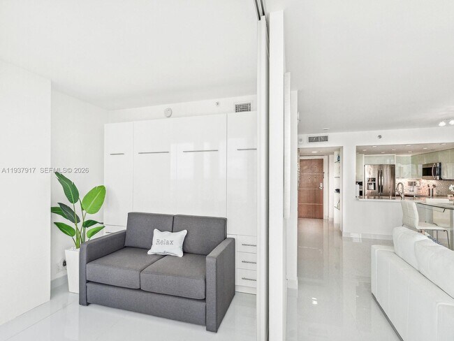 Building Photo - 400 S Pointe Dr