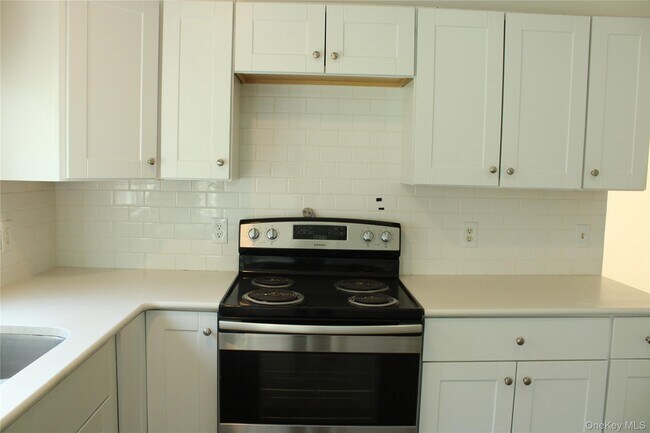 Building Photo - 8 Tanglewood Dr