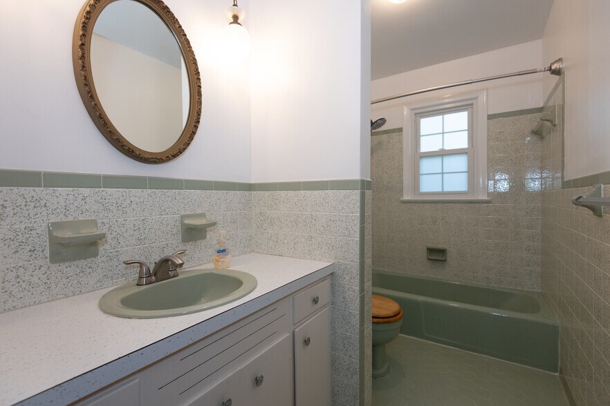 Building Photo - 561 Summit Ridge Dr