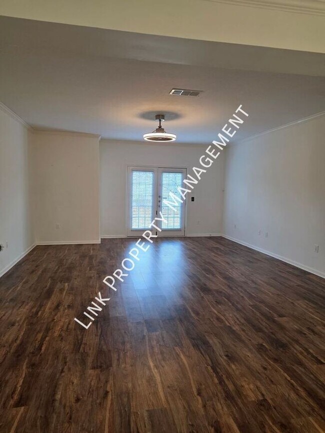 Building Photo - Beautiful One-Level Downstairs Condo in Prime Hamilton Place Location