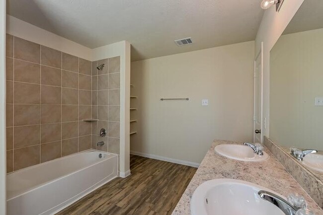 Building Photo - Loma Bella - 2706 Majestic Dr, San Antonio...