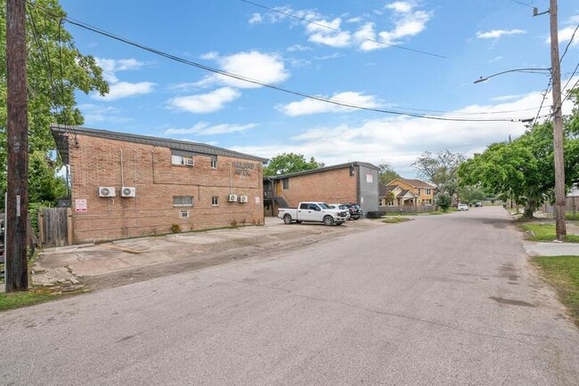 Building Photo - 4811 Oakland St