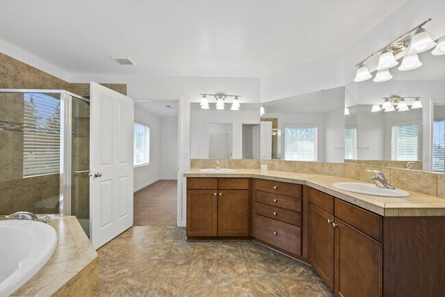 Building Photo - Spacious 4-Bed Puyallup Home For Rent | 3-Car Garage & Quick Commute to JBLM!